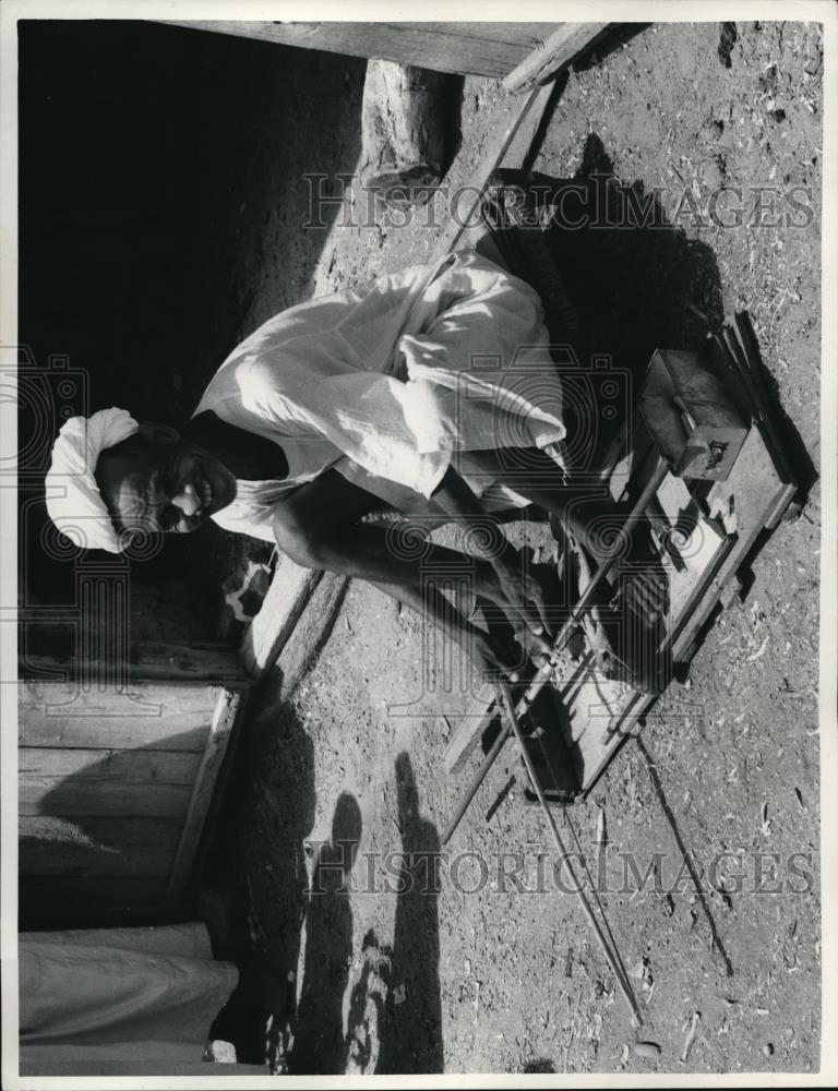 Press Photo A bead maker at his hand and foot lathe at Omdurman, Sudan - Historic Images