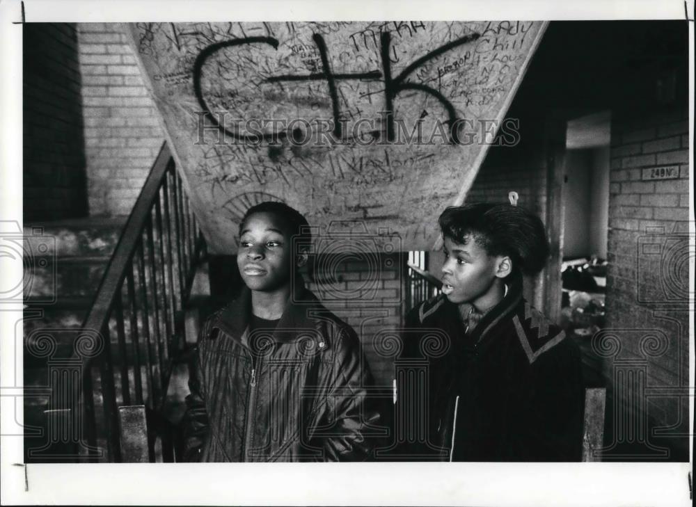 1989 Press Photo Deyshaun &amp; DeErica Grove Island in a stairwell at King-Kennedy - Historic Images