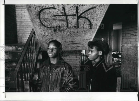 1989 Press Photo Deyshaun & DeErica Grove Island in a stairwell at King-Kennedy - Historic Images