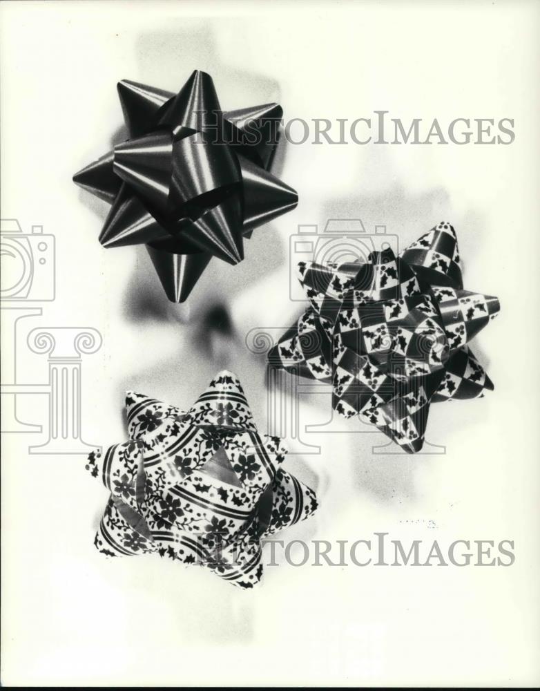 1988 Press Photo Christmas Gift Ribbon wrap - Historic Images
