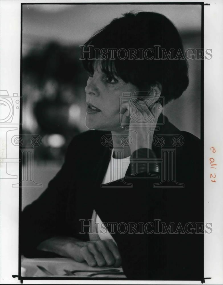 1991 Press Photo Ali McGraw Actress promotes her book in Cleveland - Historic Images