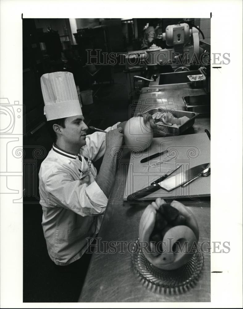 1991 Press Photo Executive chef Jim Perko makes designs with melons - Historic Images