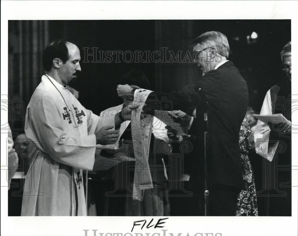 1991 Press Photo Rev William Persell installed as Dean of Trinity Cathedral - Historic Images