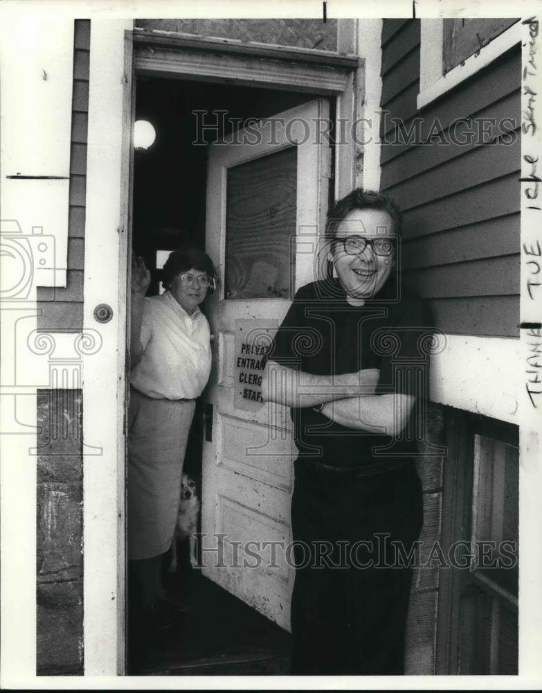1988 Press Photo Sister Corita Ambro and Rev. Joseph McNulty at rectory - Historic Images