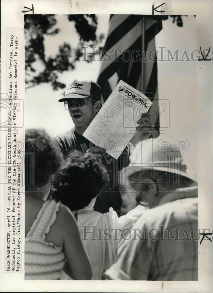 1985 Press Photo Terrance McConnell, the original founder of the MIA-POW booth - Historic Images