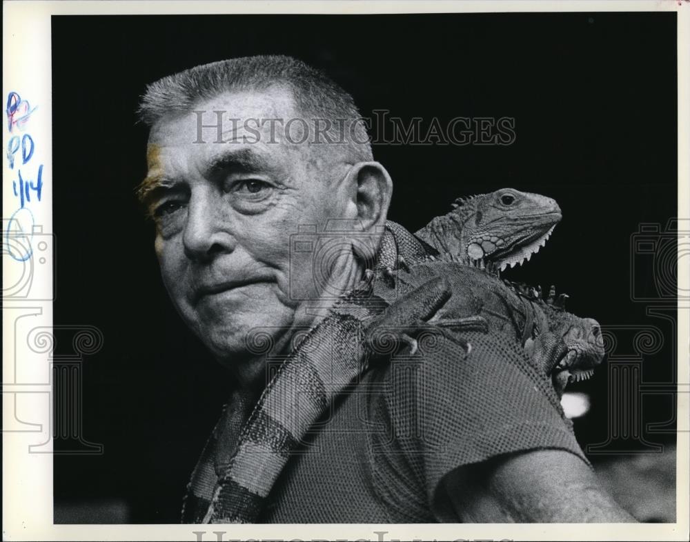 1979 Press Photo John Meek with his pet iguanaa - Historic Images