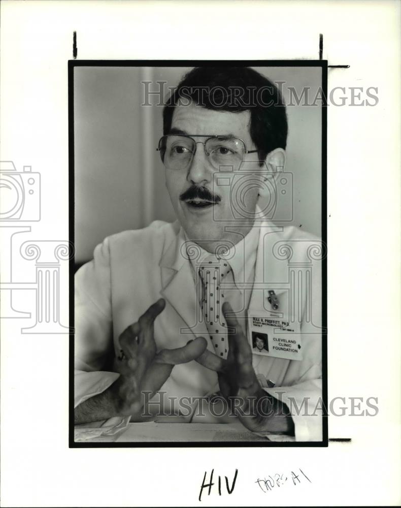 1990 Press Photo Dr Max R Proffitt AIDS researcher - Historic Images