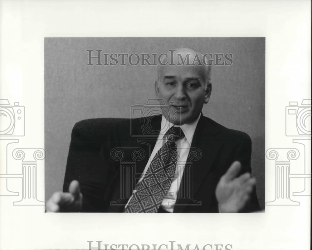 1993 Press Photo Edward B. Henning Retired Chief Curator of Modern Art - Historic Images