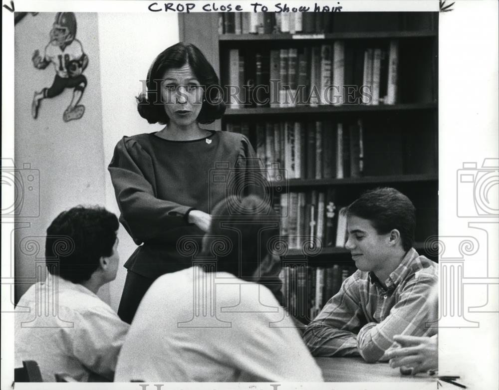 1988 Press Photo Marilyn Quayle speaking to a government class at Berea High Sch - Historic Images