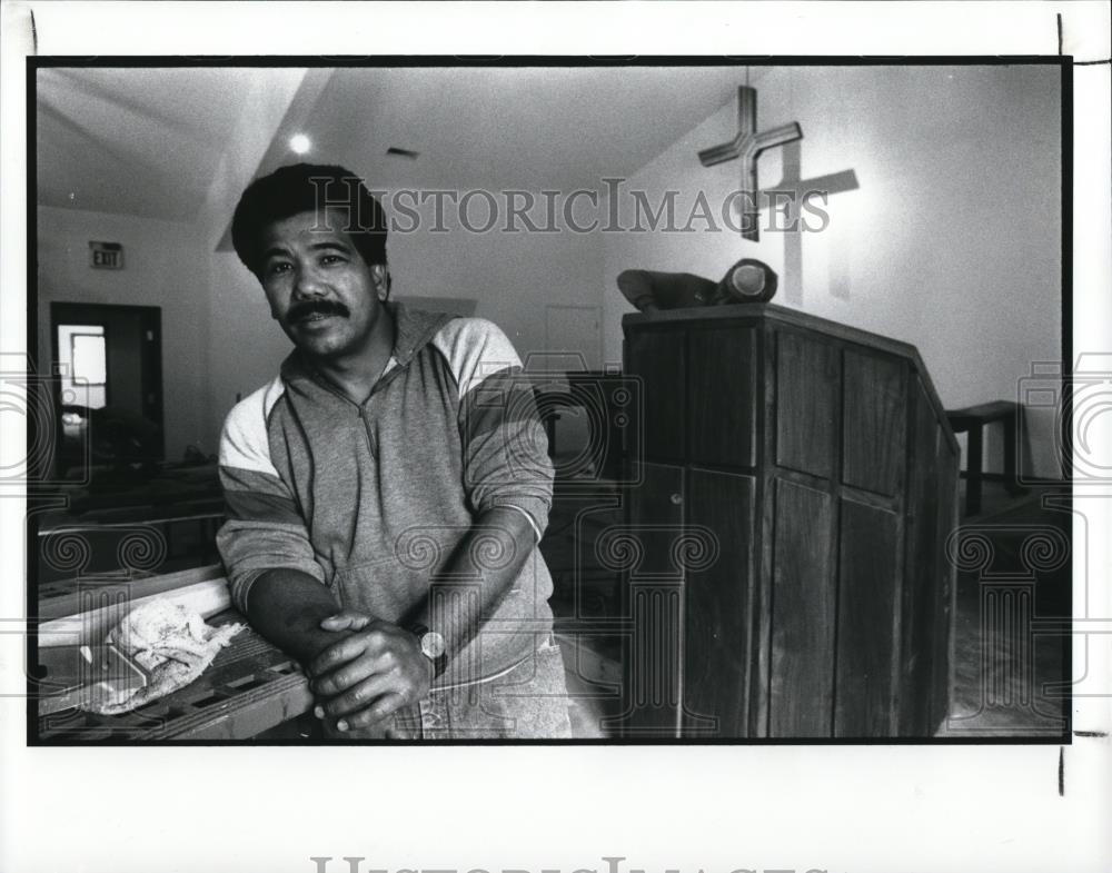 1989 Press Photo Rev Angel Perez, El Buen Pastor Lutheran Church - Historic Images