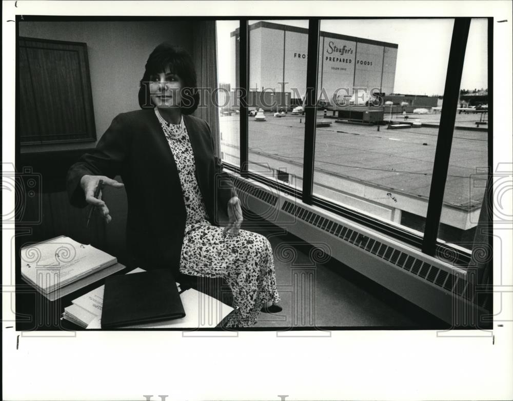 1990 Press Photo Rosalin O&#39;Nearn at the board room of Stouffers executive office - Historic Images