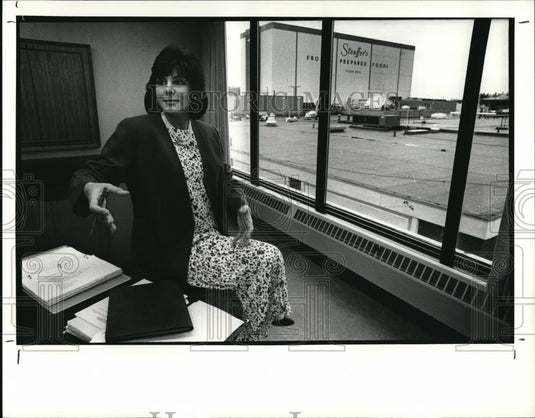 1990 Press Photo Rosalin O'Nearn at the board room of Stouffers executive office - Historic Images