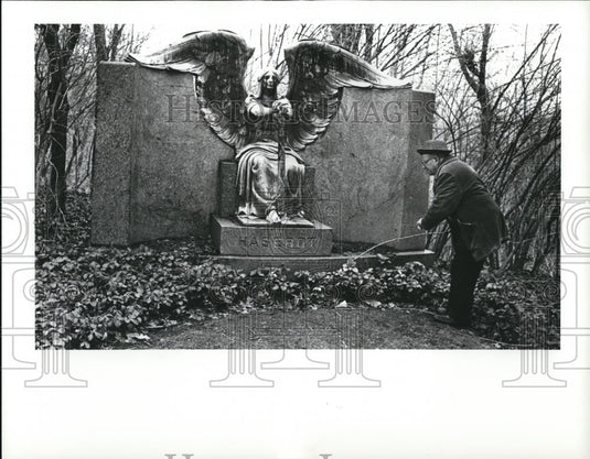 1989 Press Photo Domenic Ramachat, caretaker of the Lakeview Cemetery - Historic Images