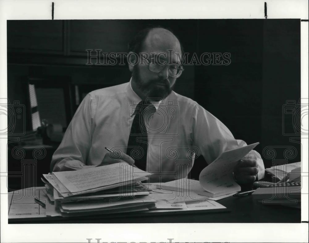 1990 Press Photo Howard R. Maier, new acting director of NOACA at his desk - Historic Images