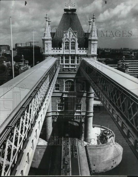 1983 Press Photo The Tower Bridge of England - Historic Images