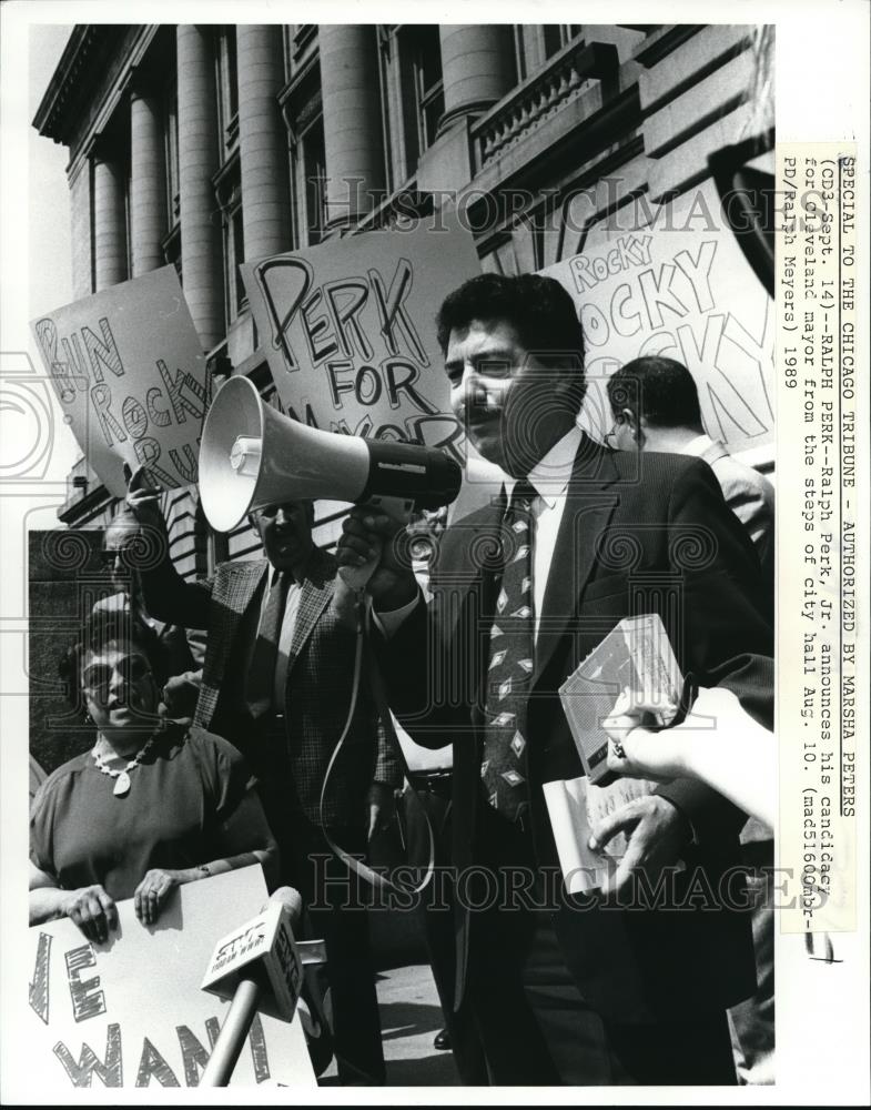 1989 Press Photo Ralph Perk Jr. speaks at a rally on the steps of Cleveland City - Historic Images