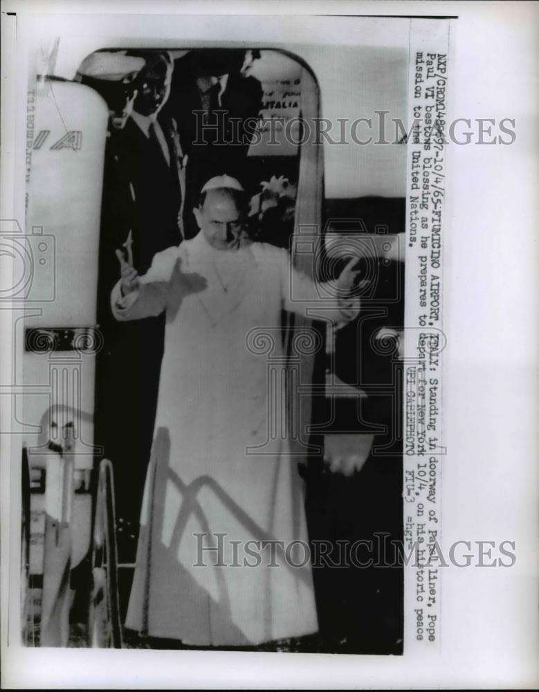 1965 Press Photo Pope Paul VI Bestowing Blessing in Papl Liner - Historic Images
