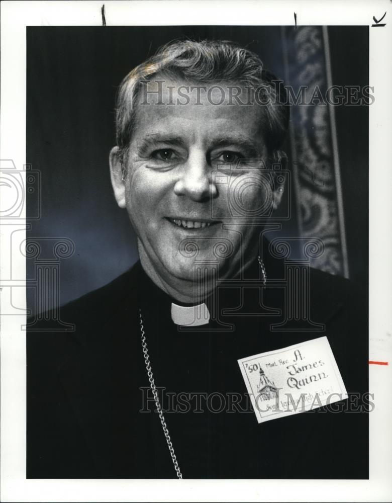 1984 Press Photo Bishop A James Quinn at the Hollensen House f - Historic Images
