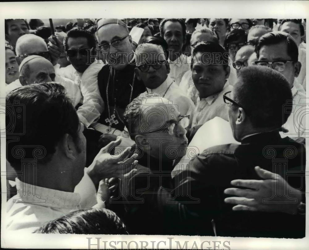 1970 Press Photo Msgr Panquale Macci (center)&amp; cassock-clad Benjamin Mendoza - Historic Images