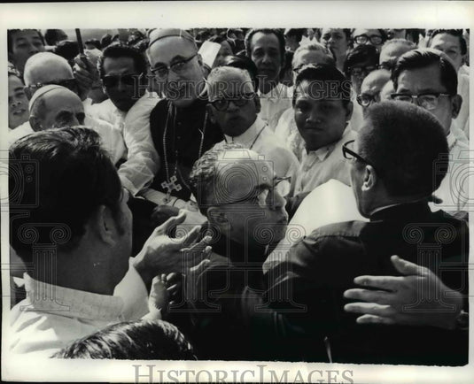1970 Press Photo Msgr Panquale Macci (center)& cassock-clad Benjamin Mendoza - Historic Images
