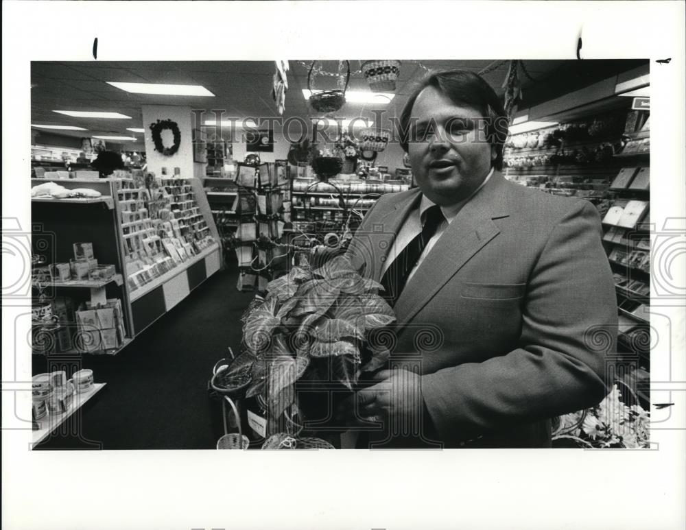1985 Press Photo Ed Paradise and his flower shop in the Terminal Towner concours - Historic Images