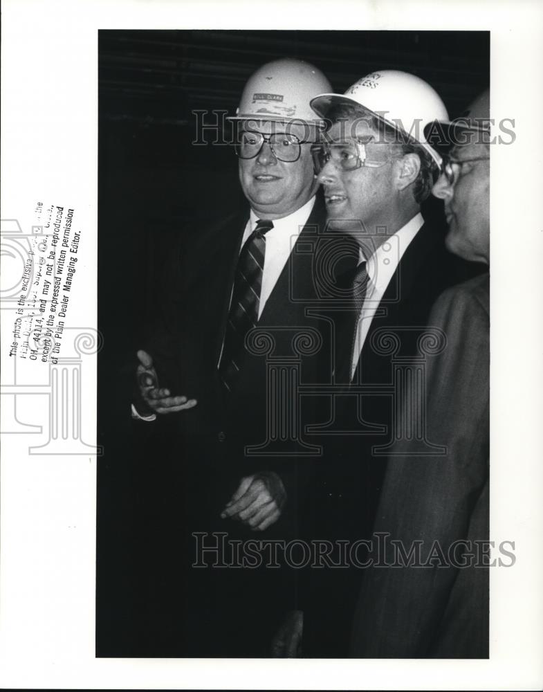1988 Press Photo Sen Dan Quayle at Mercury Stainless steel plant w/ Bill Clark - Historic Images