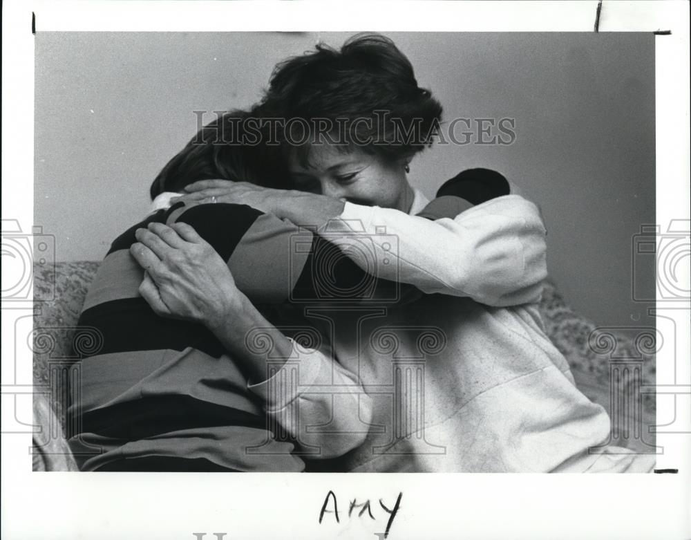 1989 Press Photo Jason Mihaljevic and his mother Margaret - Historic Images
