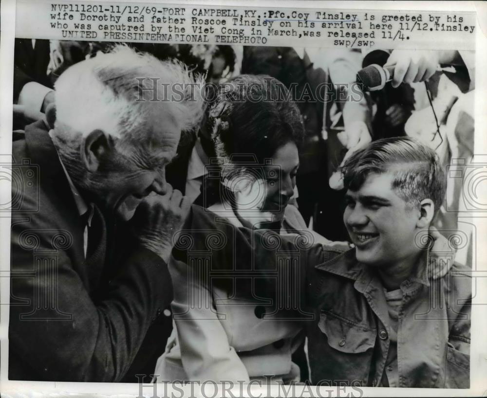 1969 Press Photo Fort Campbell Ky Pfc Tinsley is greeted by his wife Dorothy - Historic Images
