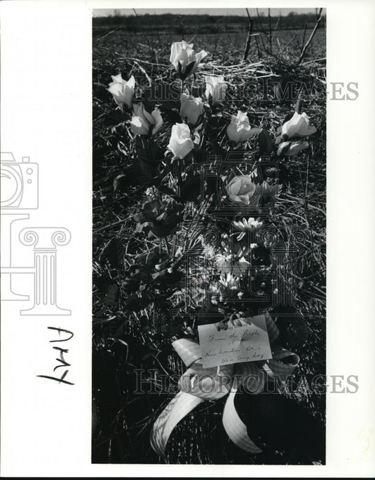 1990 Press Photo Flowers at Sight Amy Mihaljevic's Body Found New London Ohio - Historic Images