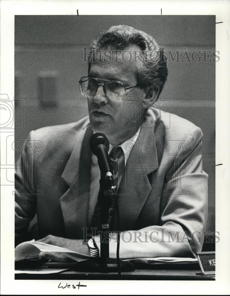 1990 Press Photo Westlake school Superintendent Keith Richards - Historic Images