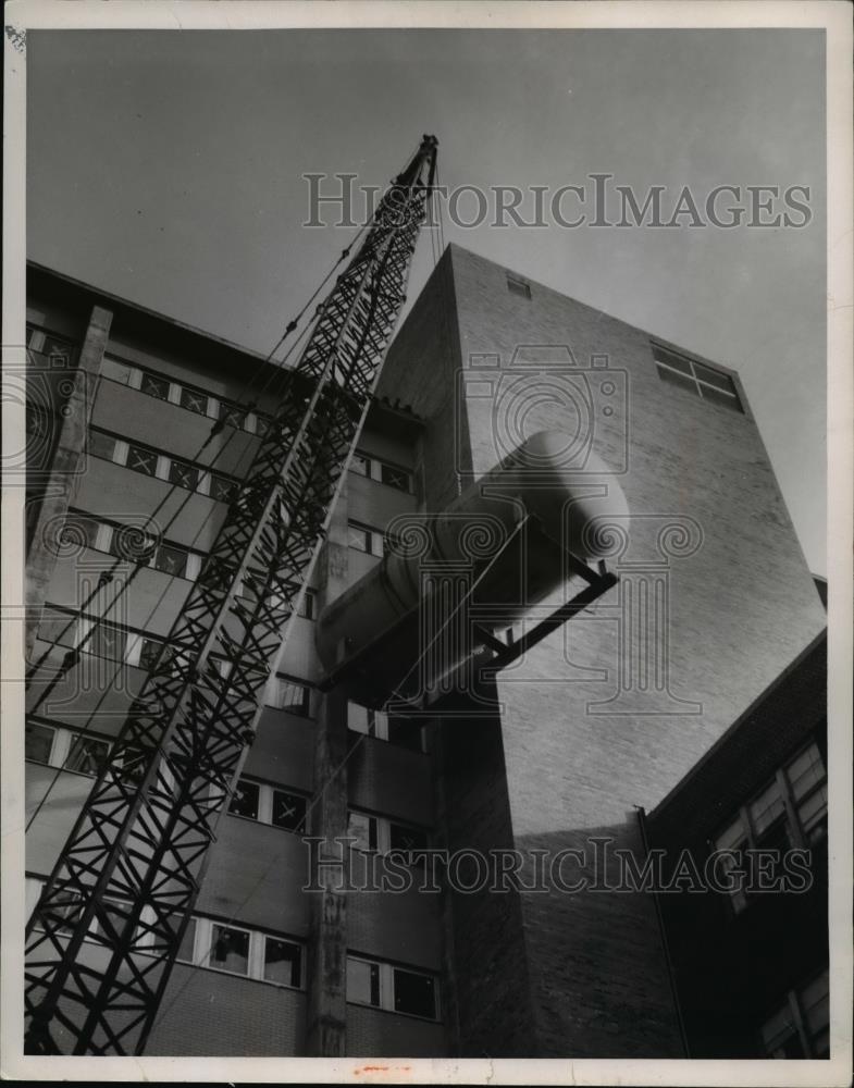 1958 Press Photo Mount Sinai tank raising above the building - Historic Images