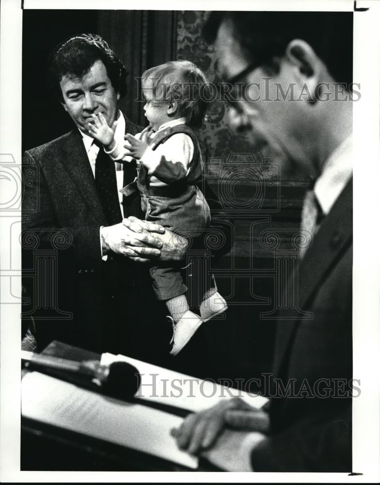 1988 Press Photo Patrick Purdy with son listens to Mayor Voinovich - Historic Images