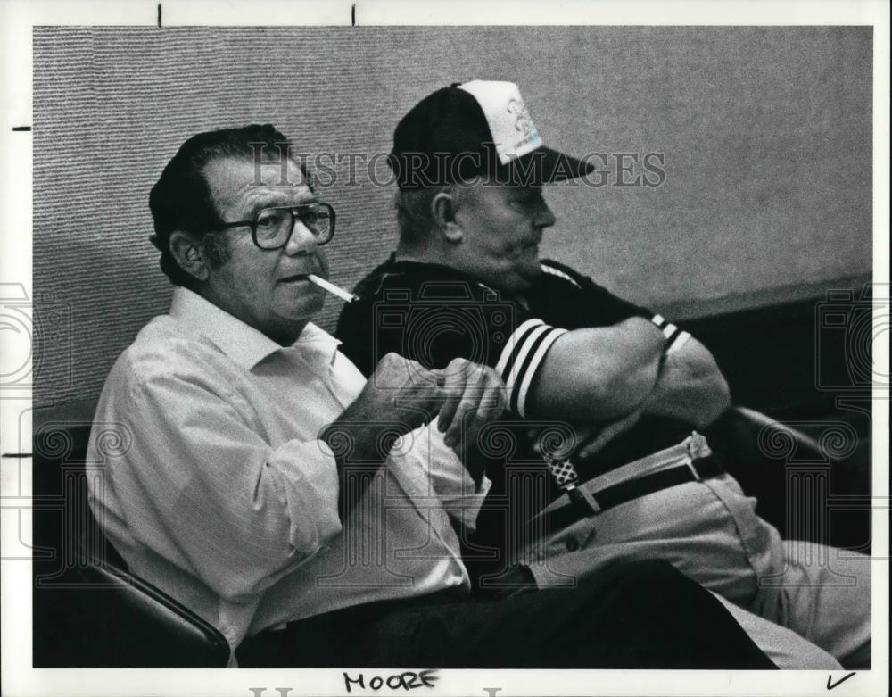 1990 Press Photo Raymond Moore waiting at the Loraine Court house - Historic Images