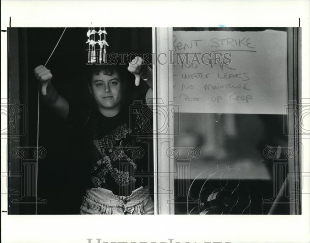 1990 Press Photo Patty Paderewski, rent strike at Gateway Apts Mayfield Hts. - Historic Images