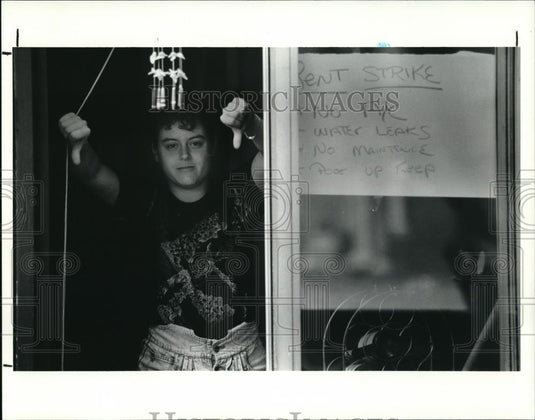 1990 Press Photo Patty Paderewski, rent strike at Gateway Apts Mayfield Hts. - Historic Images