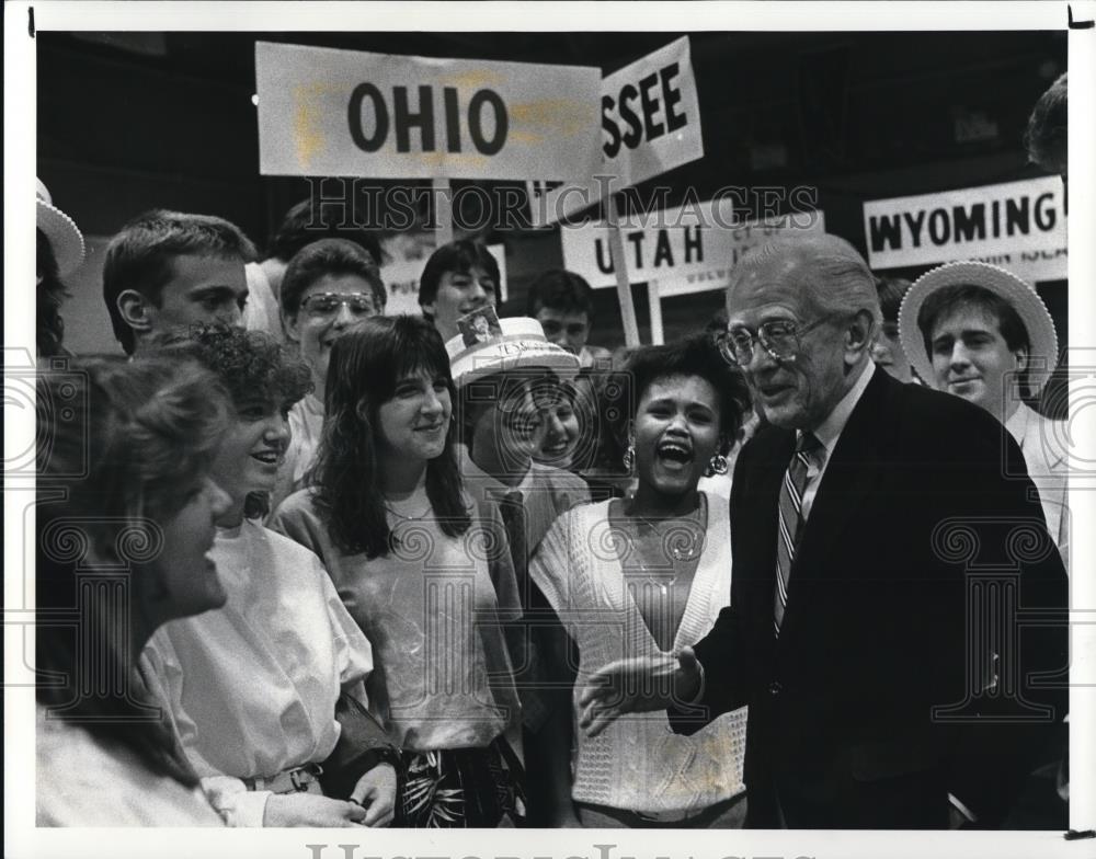 1988 Press Photo Sen Howard M. Metzenbaum charms delegates - Historic Images