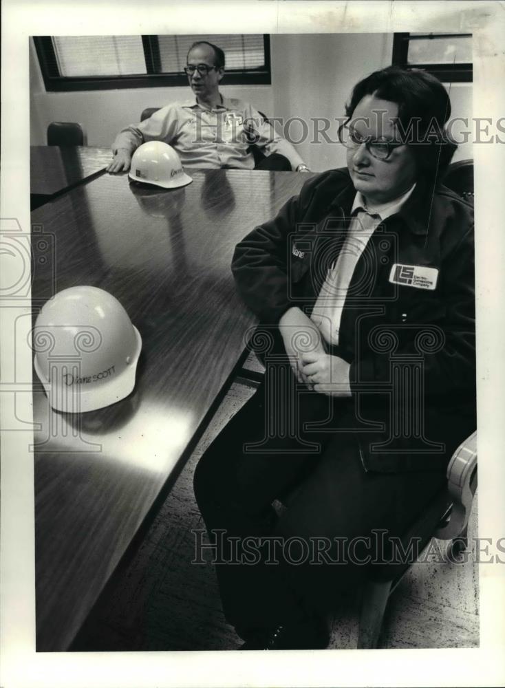 1992 Press Photo Ken Pohl and Diane Scott of LTV Electro-galvanizing unit - Historic Images