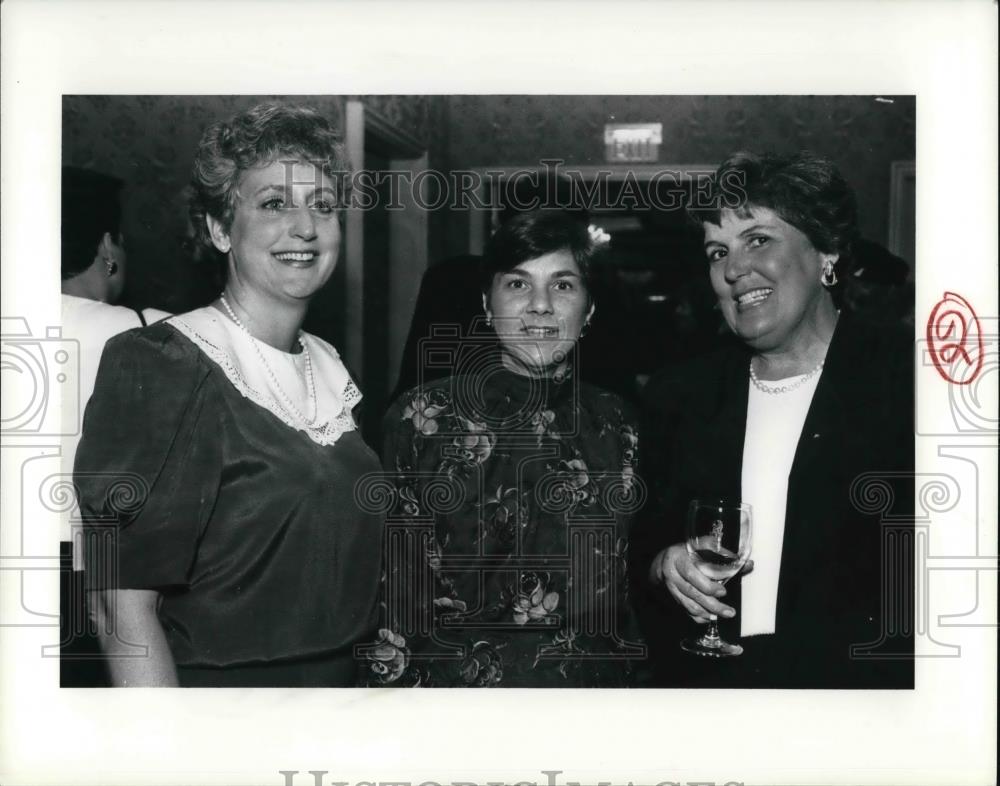 1991 Press Photo Maggie Mooney with Rita Todd and Barbara Tinker - Historic Images