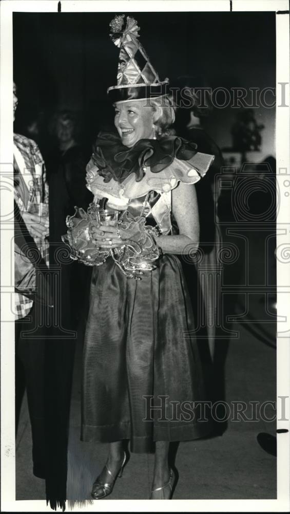 1982 Press Photo Chloe Oldenburg wears a clown at the Playhouse benefit circus - Historic Images