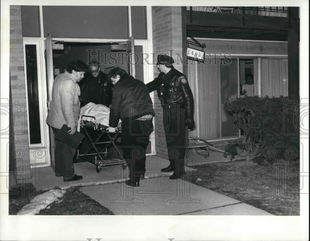 Press Photo Police removes fives bodies murder by Michael Lynch at Mayfield Hts - Historic Images