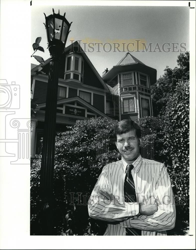 1991 Press Photo Steve McQuillin, architect who renovated the Victorian house - Historic Images