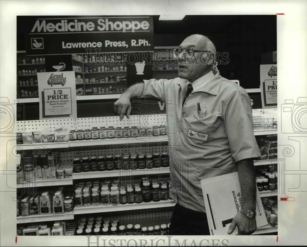 1989 Press Photo Lawrence Press, owner of Medicine Shoppe, in Cleveland Hts - Historic Images