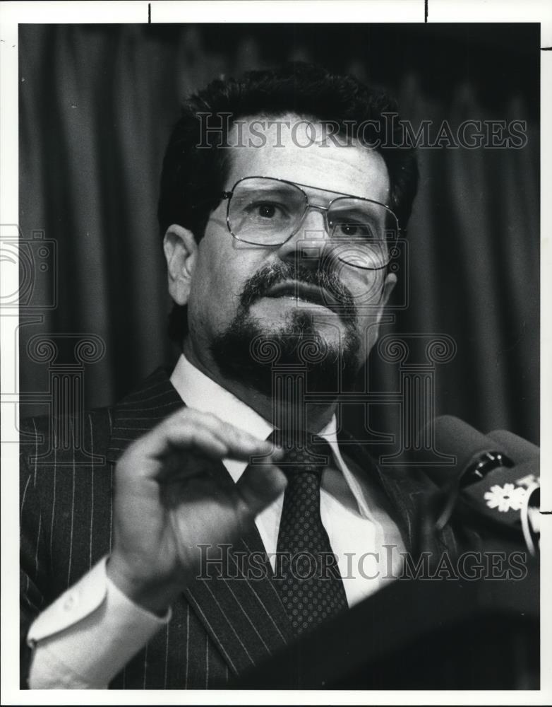 1990 Press Photo Arnoldo Ramos Speaking at City Club - Historic Images