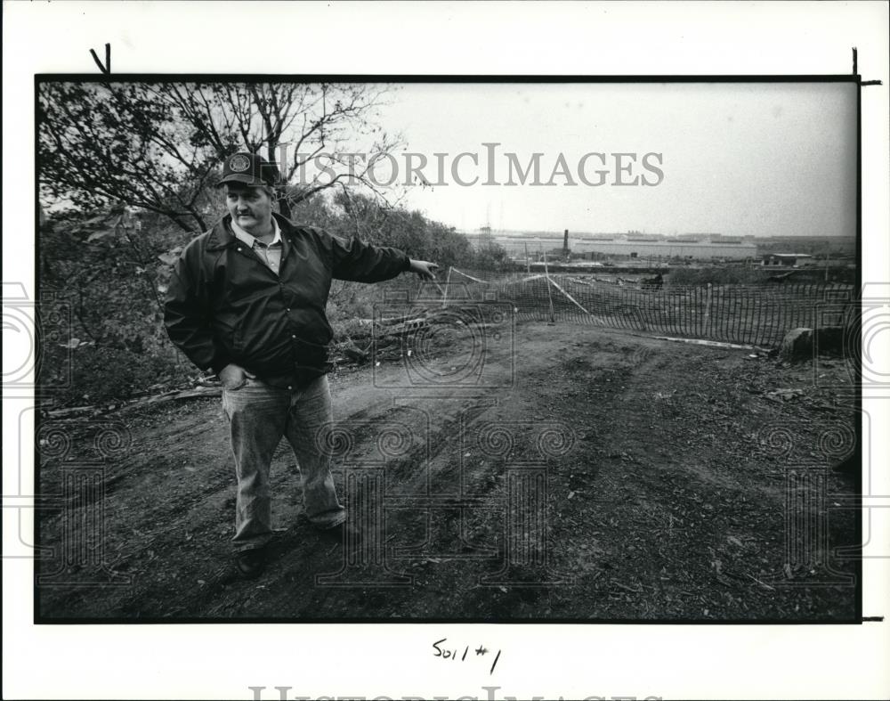 1991 Press Photo John Ogel explains where the contaminated dirt was dumped - Historic Images