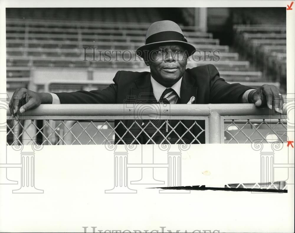1981 Press Photo Reverend Robert L. Parker with the Beans story - Historic Images