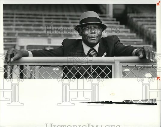 1981 Press Photo Reverend Robert L. Parker with the Beans story - Historic Images