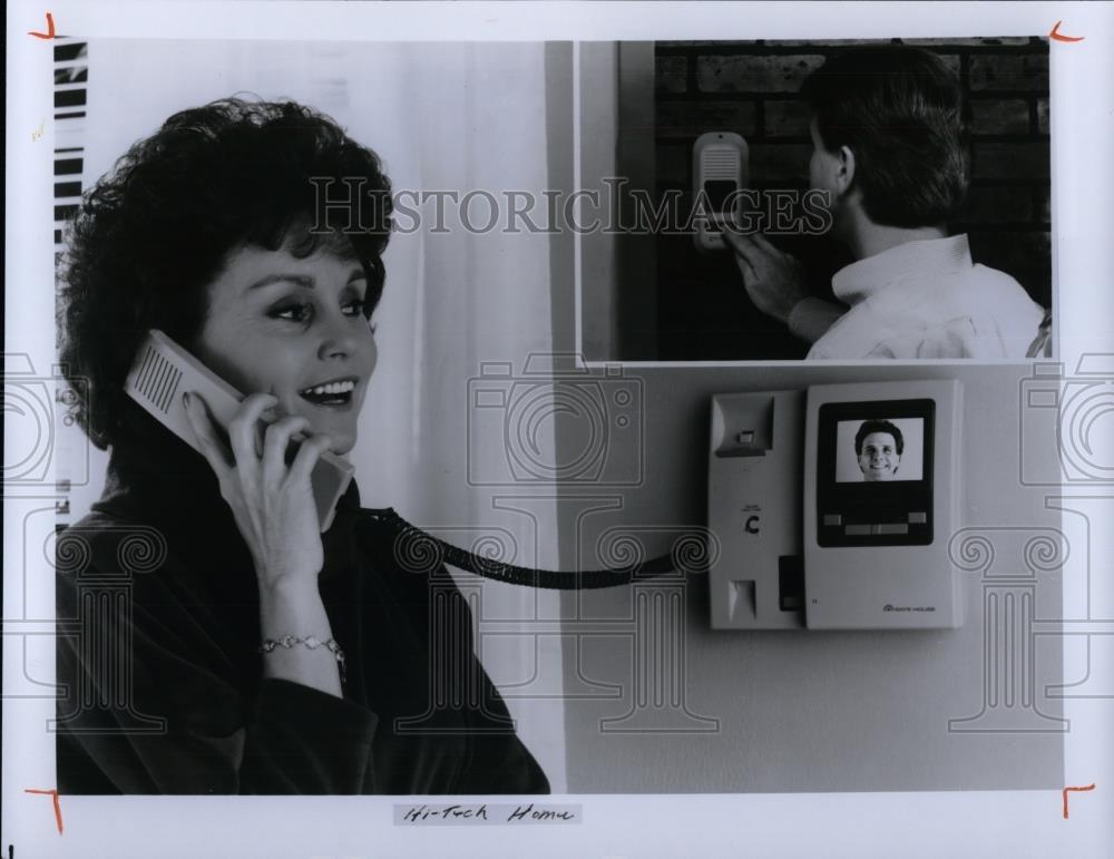 1994 Press Photo Picture of a new screen telephone - cvp26887 - Historic Images