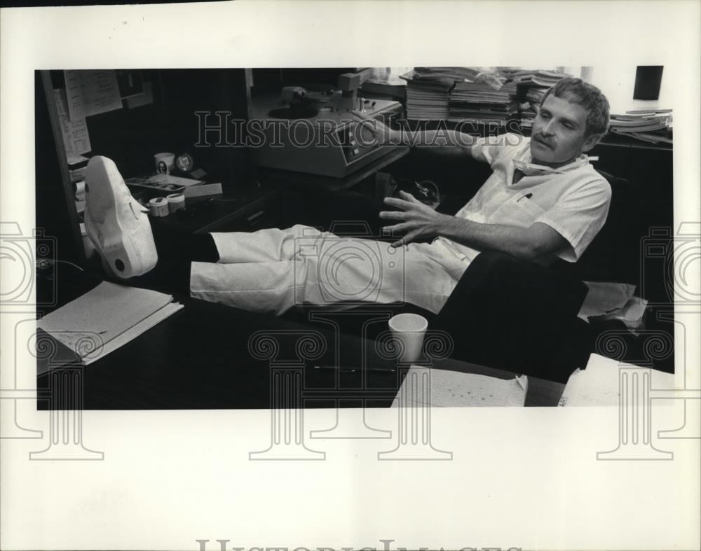 1988 Press Photo Dr. Lyttle at the Cleveland Clinic - Historic Images