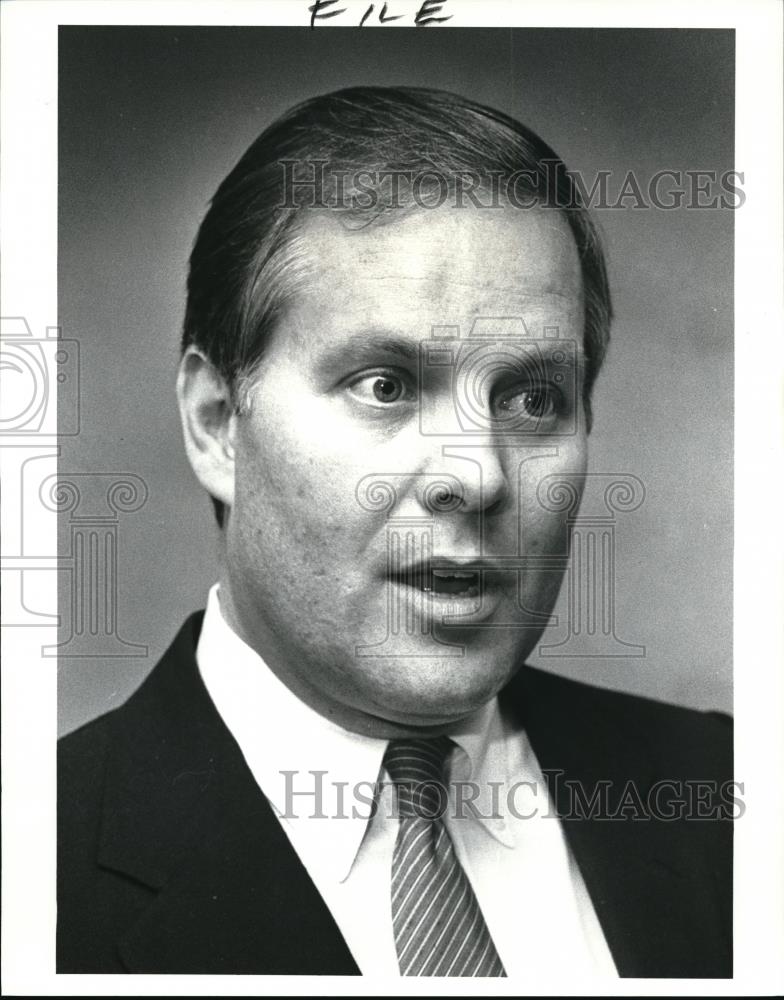 1988 Press Photo Akron Mayor Don Pasquellic on Bridgestone Firestone Agreement - Historic Images