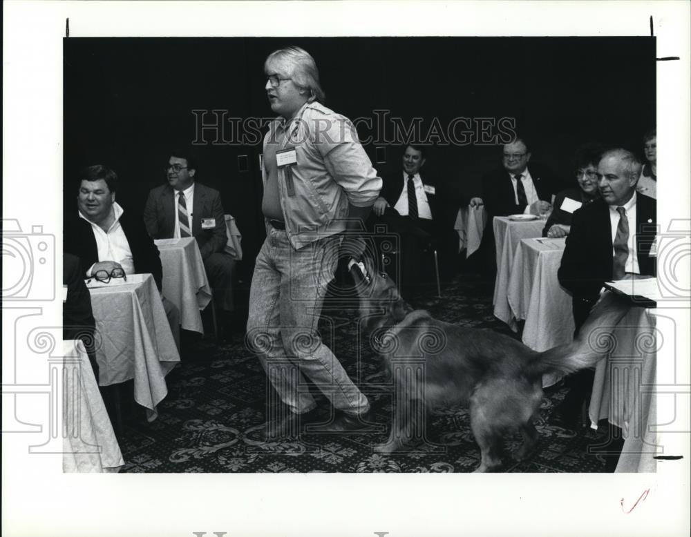 1990 Press Photo Don Michalosky plays with his golden retriever, Sonny - Historic Images